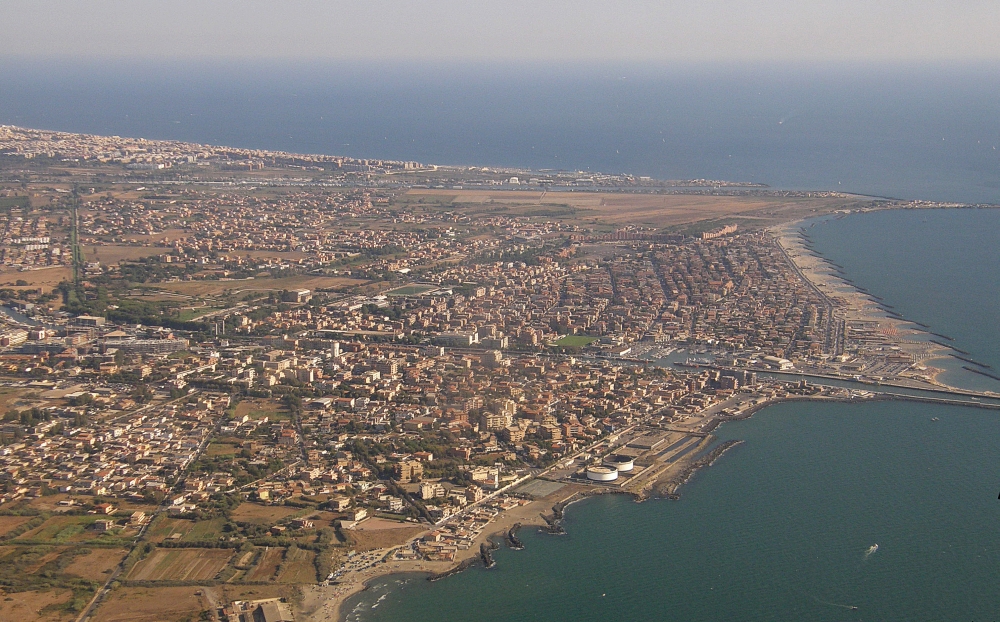 foto aerea della spiaggia di Fiumicino vicino agli appartamenti